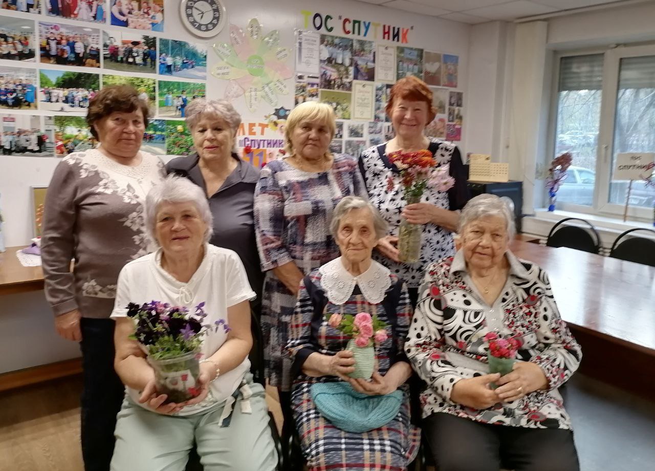 Активисты ТОС «Спутник» и члены клуба по интересам собрались в честь Дня пожилого человека