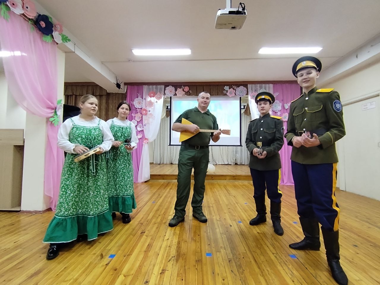 Иркутские казаки поздравили Центр помощи детям, оставшимся без попечения родителей Ленинского района, с 57-летием