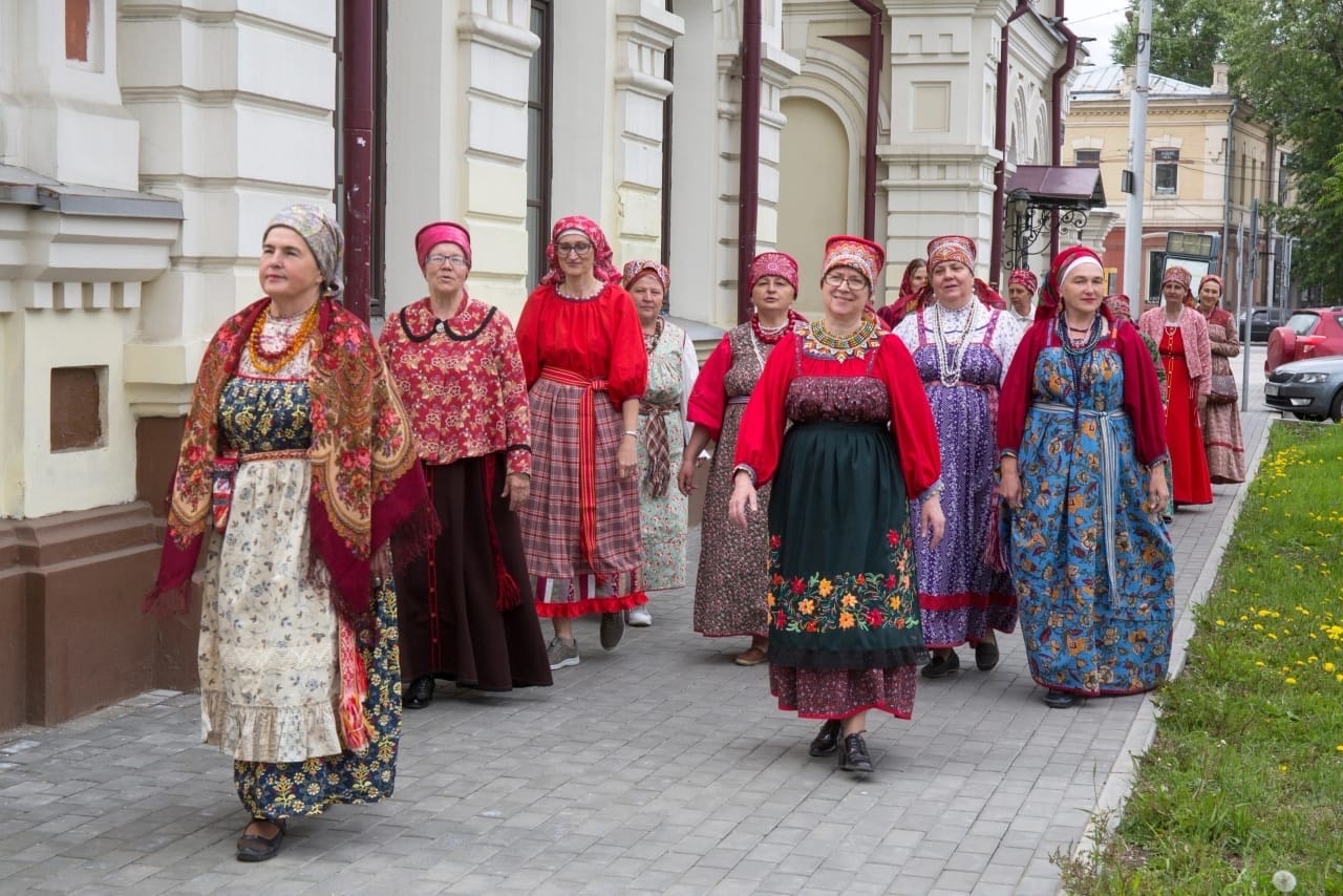 Народные костюмы. Национальная одежда русских. Русский костюм.