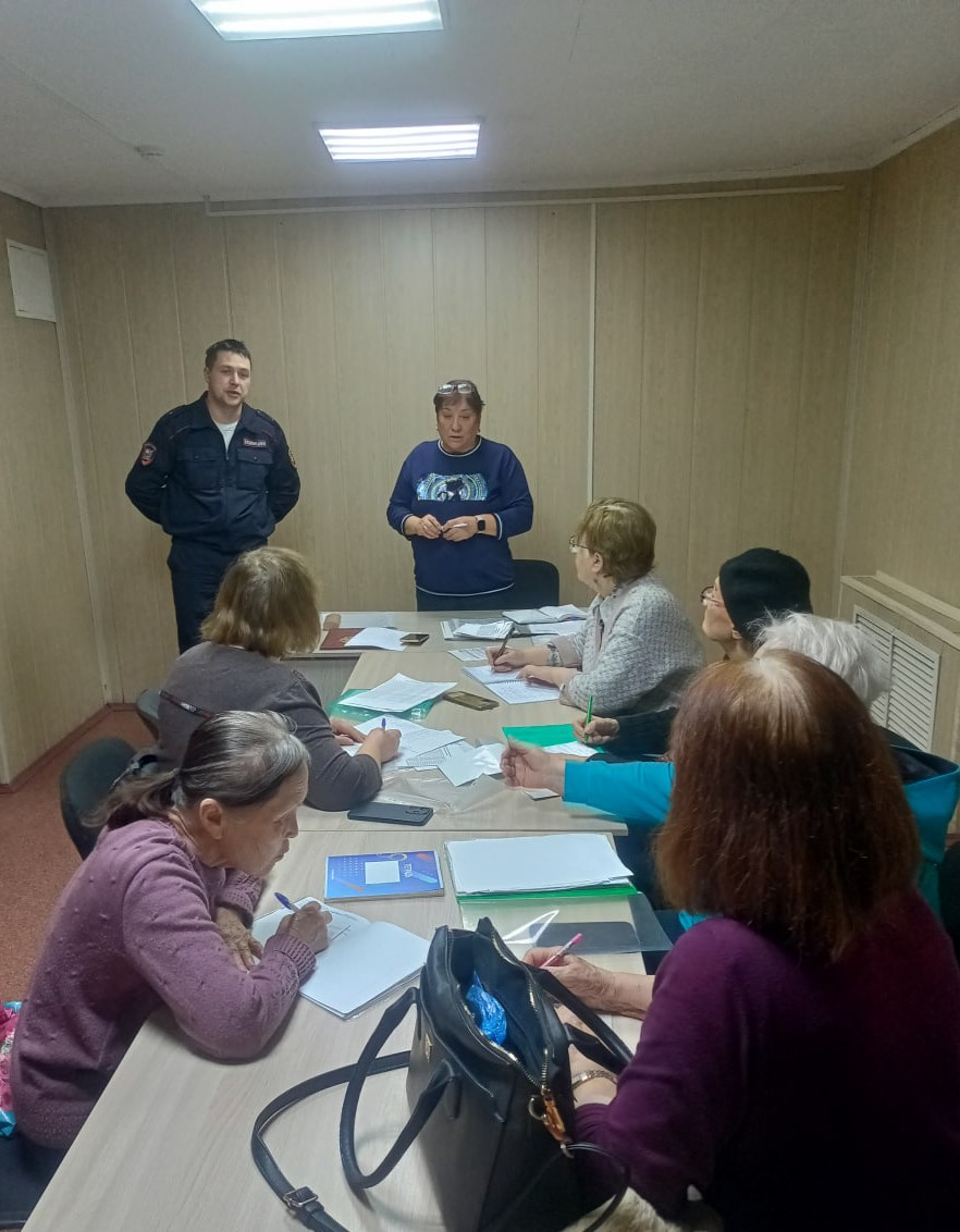 В Центре по работе с населением и общественными объединениями МКУ «ГОРОД» состоялась встреча совета ветеранов с полицейским.