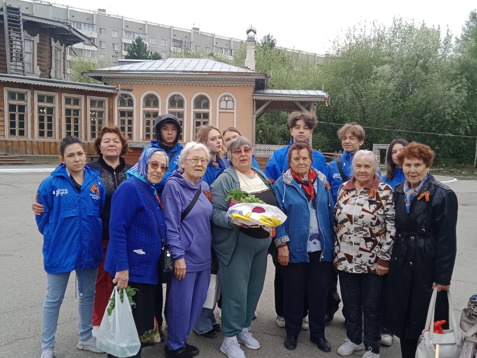 Акция по высадке цветов прошла в усадьбе имени В. П. Сукачева