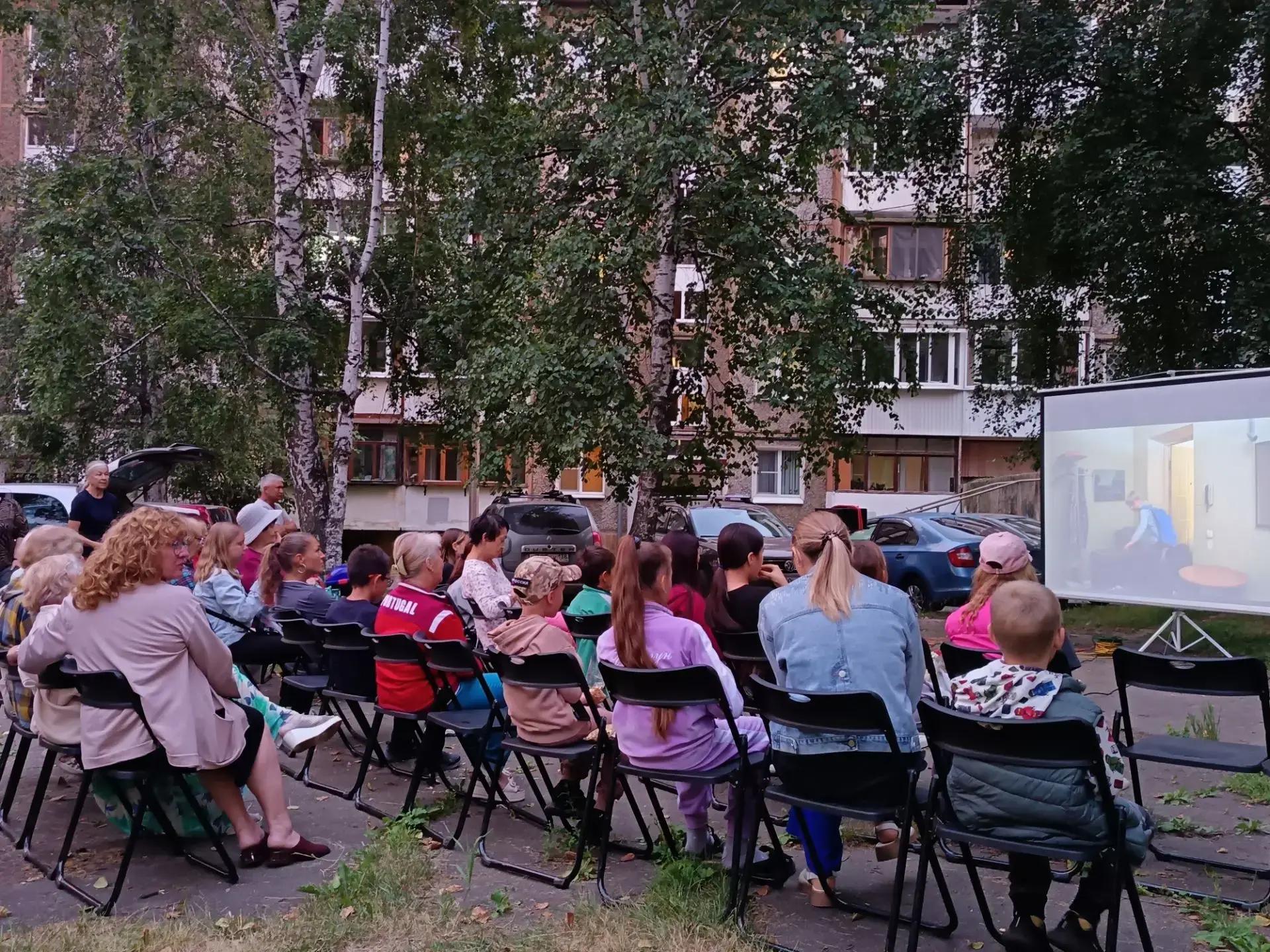 Кинопоказ под открытым небом прошел в ТОС «Астра»