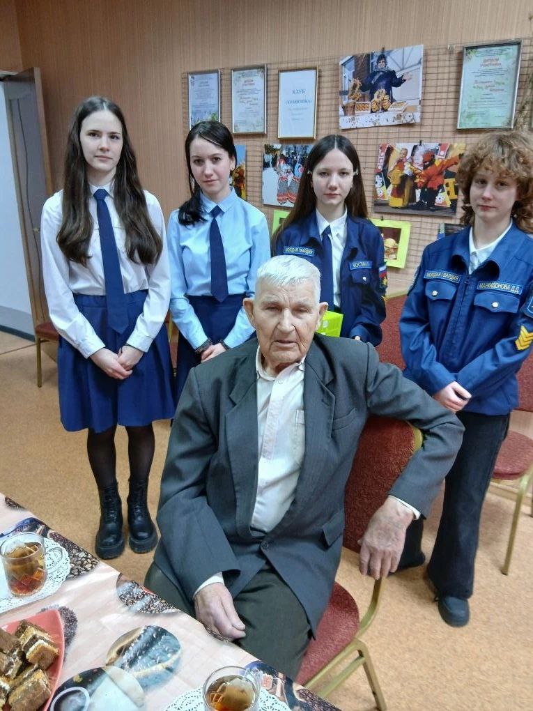 Молодогвардейцы школы № 23 поздравили с Днем Защитника Отечества старейшего жителя ТОС «Возрождение»