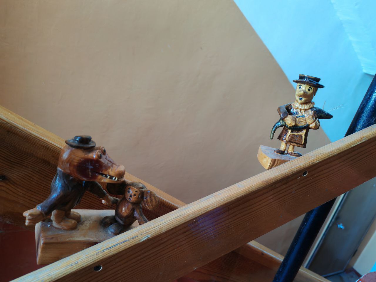 Иркутяне украсили подъезд на улице Ломоносова, 74/1 деревянными фигурками ручной работы