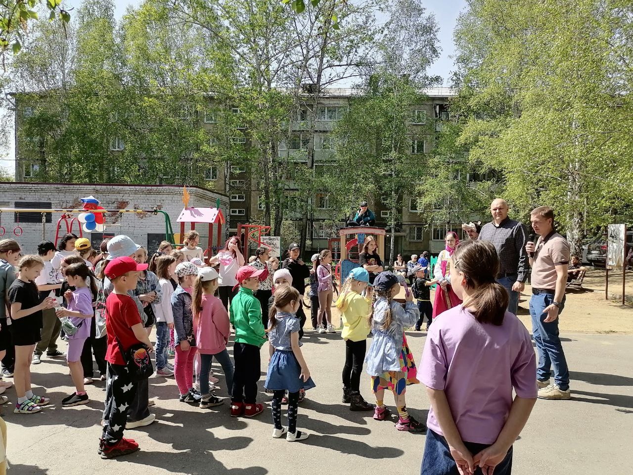 Мероприятия в честь Международного дня детей прошли в каждом районе Иркутска. Депутаты городской Думы стали одними из тех, кто организовал праздники для юных горожан