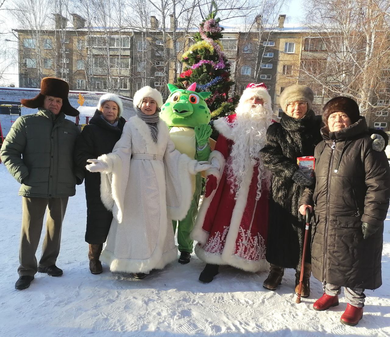 Начало череде новогодних праздников в микрорайоне Солнечный положило мероприятие ТОС «Светлый»