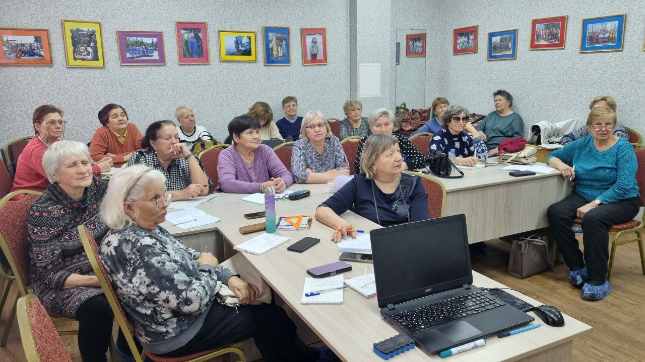 Занятие по проекту «Смартфон не просто телефон» прошло в Центре по работе с населением и общественными объединениями МКУ «ГОРОД» на улице Авиастроителей, 2а