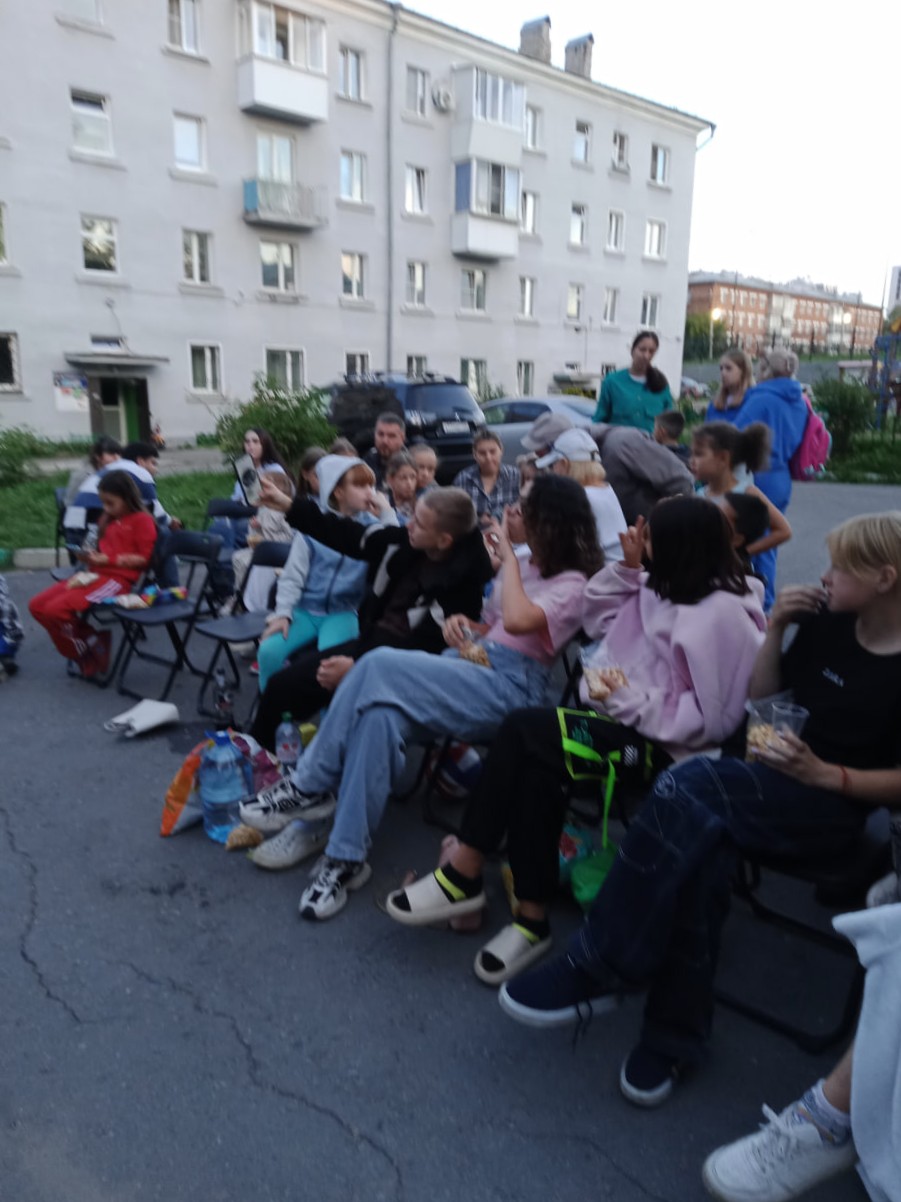 «Летний кинотеатр во дворах» собрал жителей городка ИВАТУ