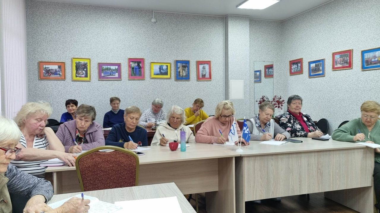 В Центре по работе с населением и общественными объединениями МКУ «ГОРОД» в Иркутске-II стартовал обучающий курс «Смартфон не просто телефон»