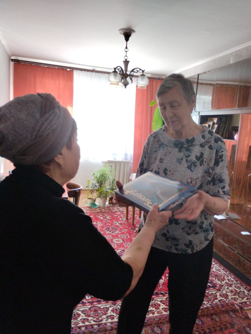 Председатель ТОСа «Светлый» Анастасия Пыргаева поздравила с Днем пожилого человека ветеранов труда