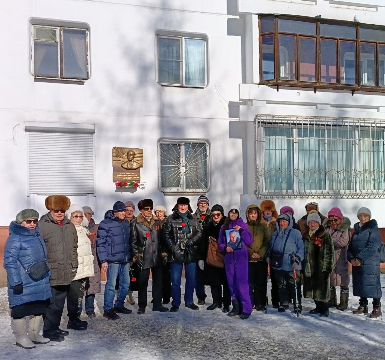 Жители ТОС «Дом № 11-Солнечный» почтили память соседей‑героев