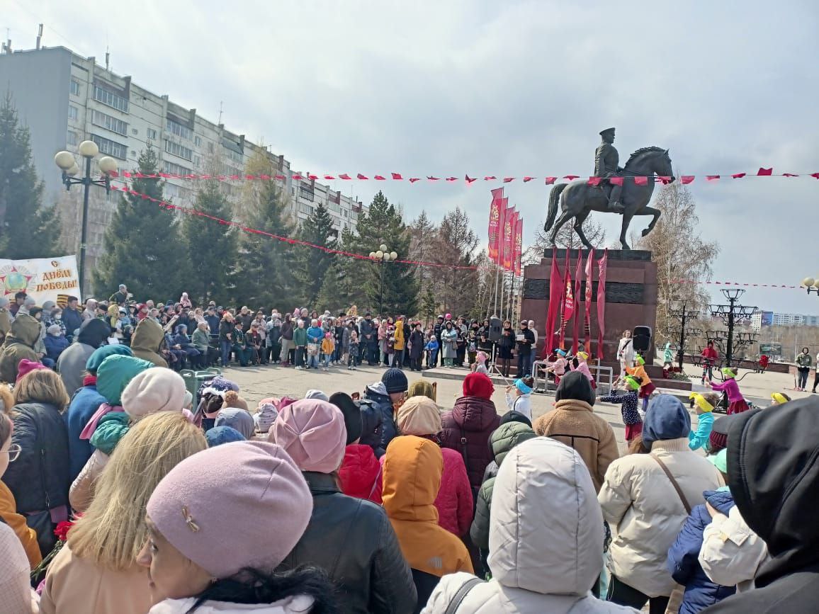  У памятника маршалу Советского Союза Г.К. Жукова представители общественности города Иркутска поздравили ветеранов войны и труда и детей войны