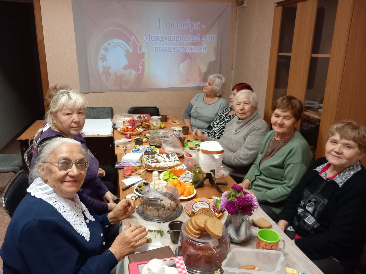 Праздник в честь Дня пожилого человека состоялся в Центре по работе с населением и общественными объединениями на улице Радищева 67/5