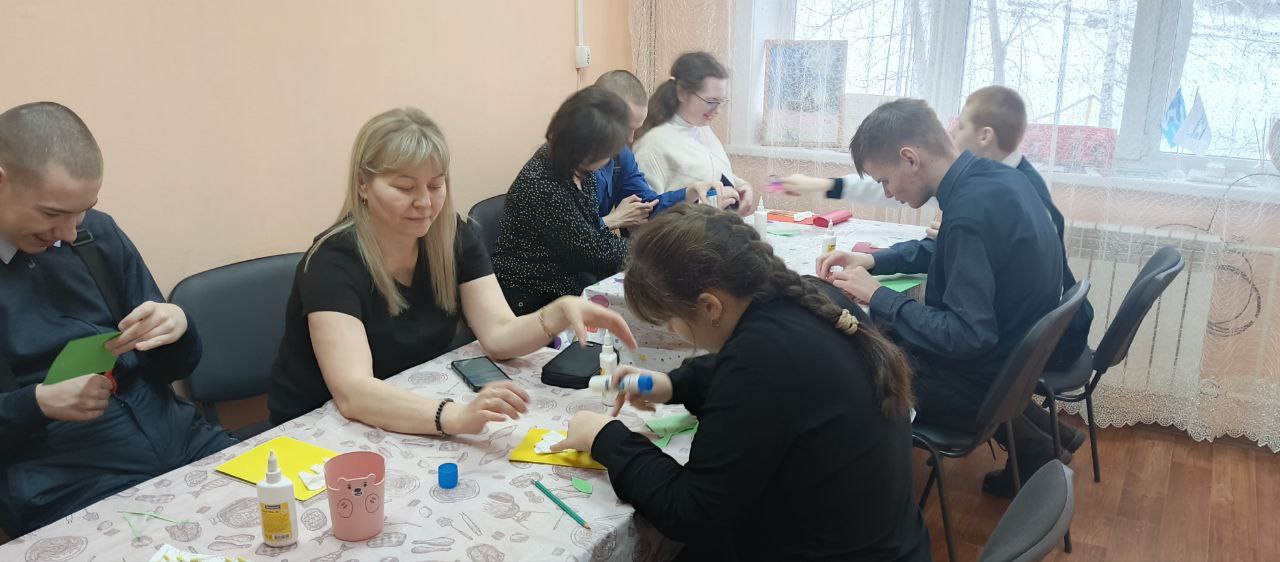 Мастер-класс по созданию открытки к 8 марта состоялся в клубе «Семейная мозаика»