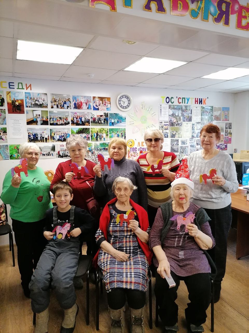 Новогодний мастер-класс по изготовлению лошадки прошел в Центре по работе с населением и общественными объединениями МКУ «ГОРОД» на улице Розы Люксембург, 227.