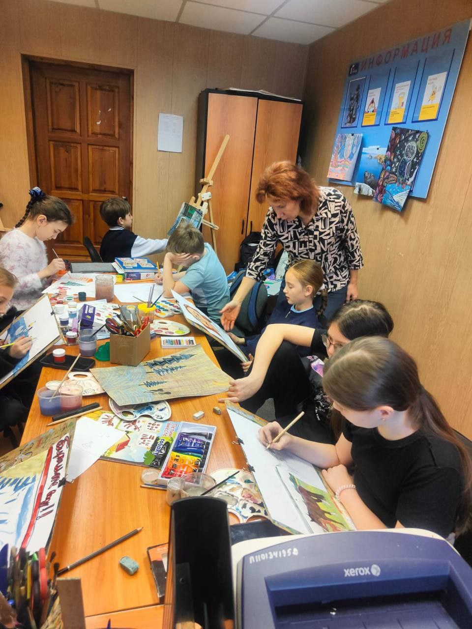 Мастер-класс «Открытка маме» прошел в Центре по работе с населением и общественными объединениями МКУ «ГОРОД» в микрорайоне Топкинском.