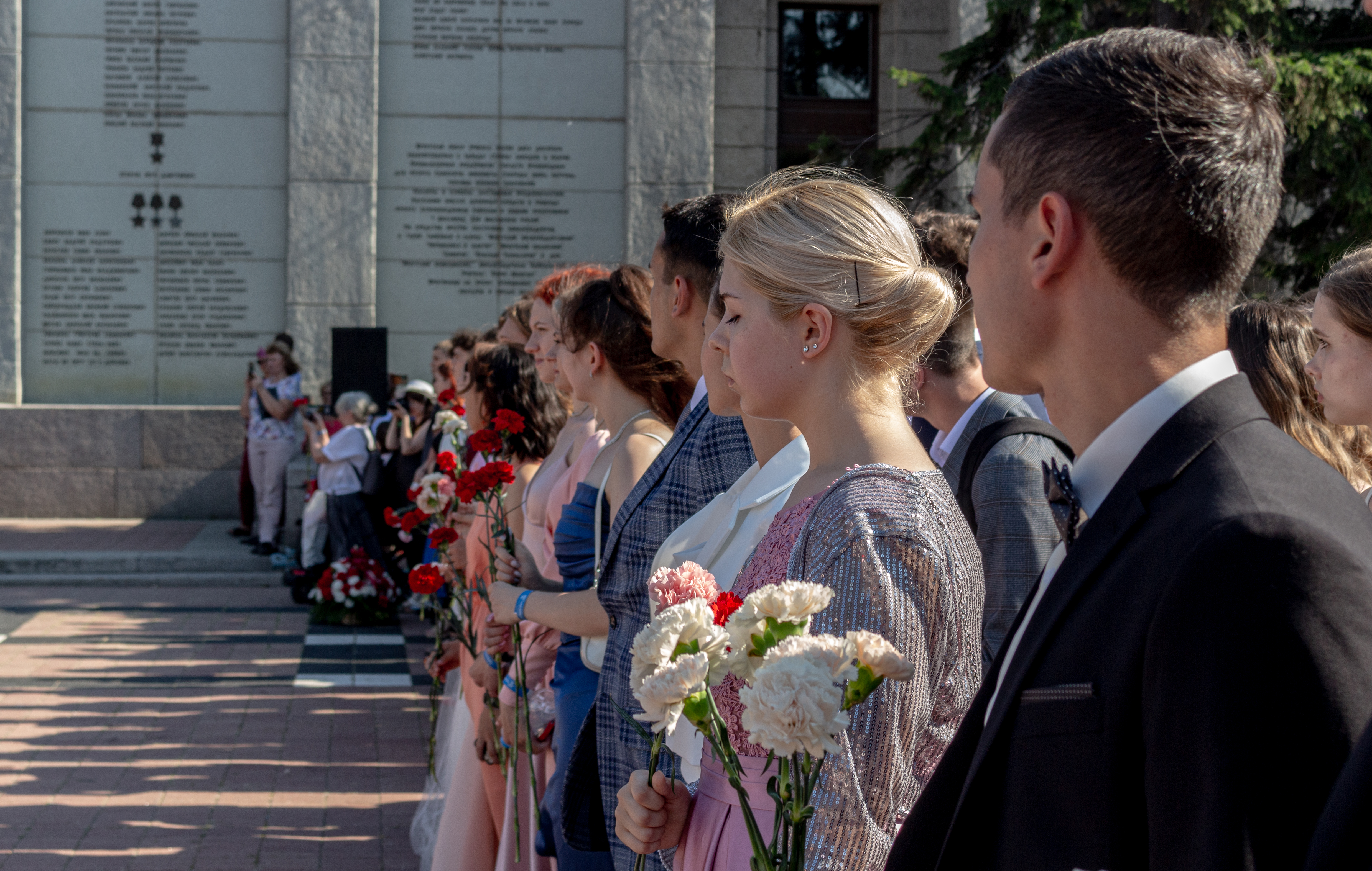 Лучшие выпускники области возложили цветы к Вечному огню на Мемориале Славы в Иркутске