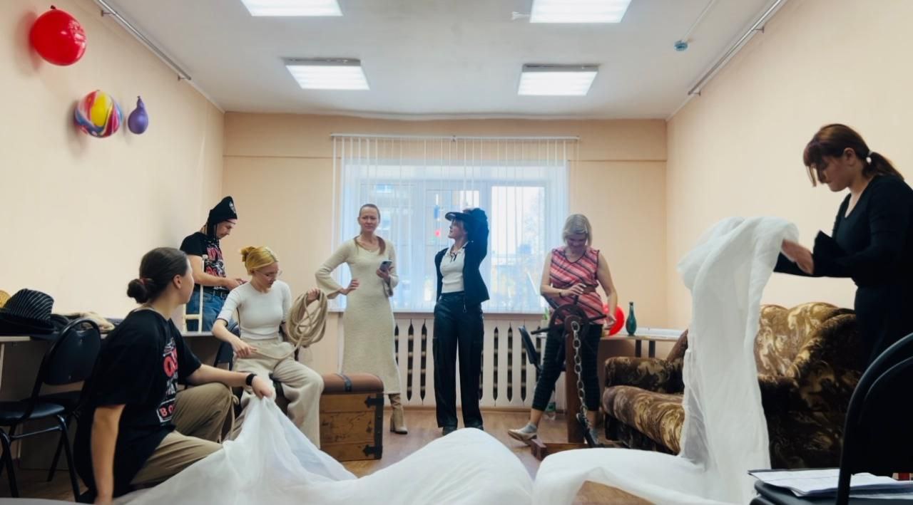 Репетиция спектакля прошла в Центре по работе с населением и общественными объединениями на улице Байкальской, 274