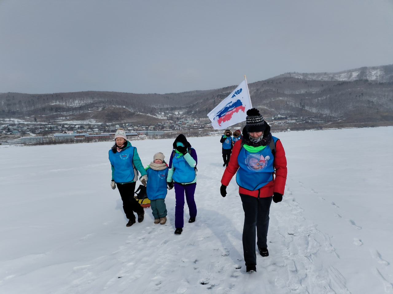 Особенные дети и их родители приняли участие в ледовом переходе по озеру Байкал