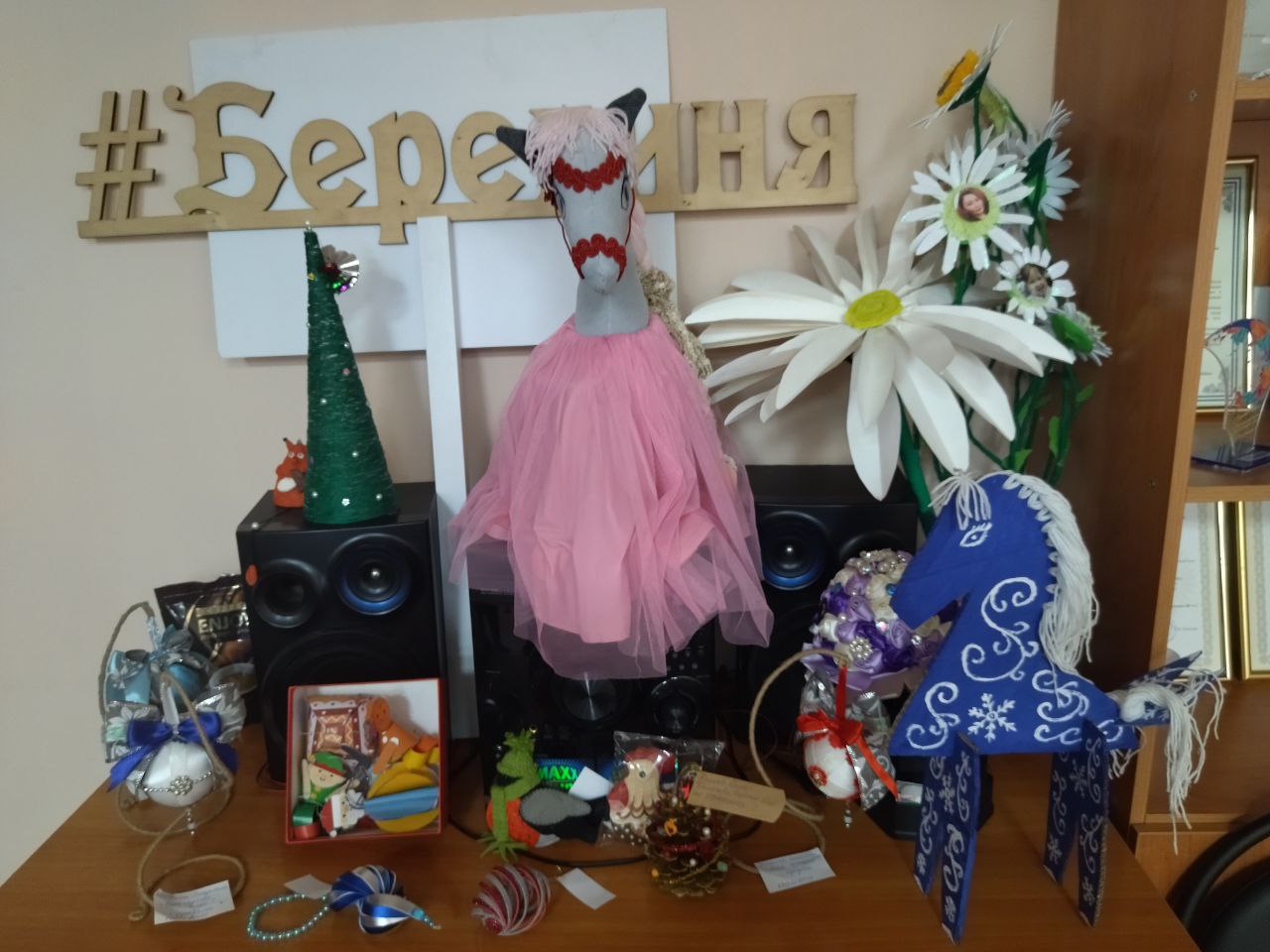 В Центре по работе с населением и общественными объединениями МКУ «ГОРОД» на улице Байкальской ,274 организовали предновогодний праздник для многодетных семей и выставку поделок.