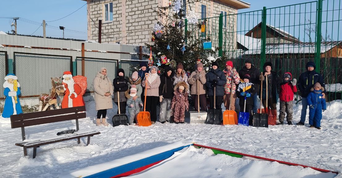  Жители ТОС «Лесной» украсили детскую площадку к Новому году