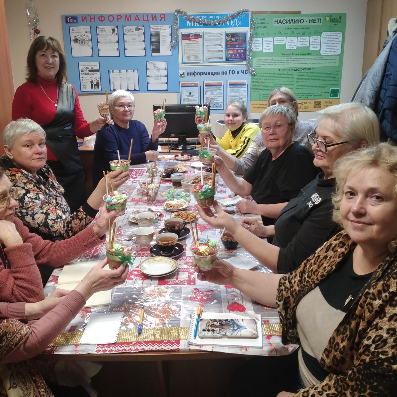 Предновогодний мастер-класс провели в Центре по работе с населением и общественными объединениями МКУ «ГОРОД» на улице Безбокова, 10.