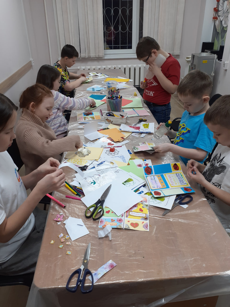 Мастер-класс для детей по созданию открытки к 8 марта провели в Иркутске