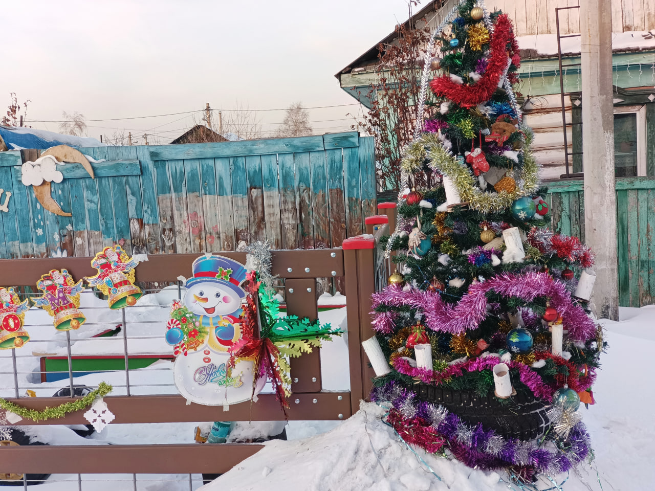 Активные жители установили елку и украсили детскую площадку на улице Тувинской в предместье Копай.