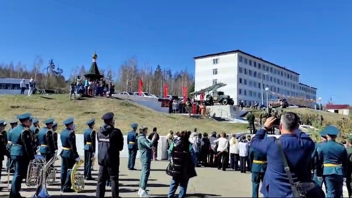 Торжественный митинг военнослужащих ракетной дивизии РВСН и праздничный концерт для ветеранов и жителей микрорайона Зеленый, посвященный празднованию 79-ой годовщины Победы в Великой Отечественной войне, состоялся у памятника "Катюша"