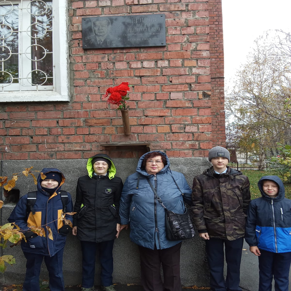  Председатель ТОС «Возрождение» Людмила Дубровина и члены Молодой гвардии школы № 23 посетили мемориальную доску, установленную в честь первого Героя РФ и Иркутской области Петра Егорова